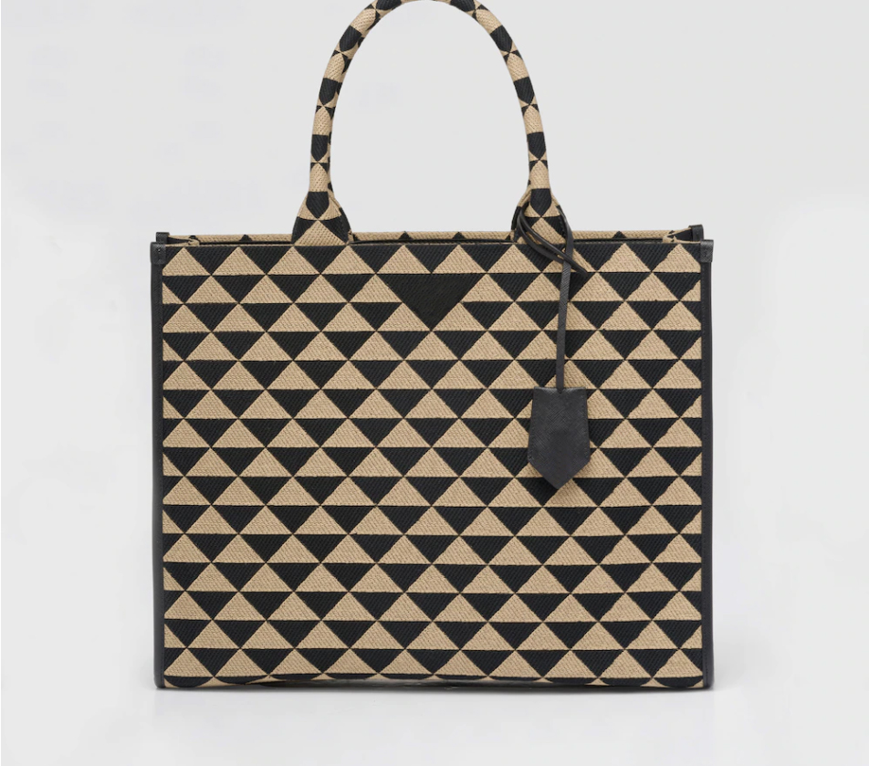5A+ FW 2022 Luxury Designer Bag Ladies Handbag Leather fabric triangle pattern Women Totes Classic Crossbody Tote Top Quality Newest Symbole Galleria Series 1BA356, 1# 39x31x11cm
5A+ FW 2022 Luxury Designer Bag Ladies Handbag Leather fabric triangle pattern Women Totes Classic Crossbody Tote Top Quality Newest Symbole Galleria Series 1BA356, 1# 39x31x11cm