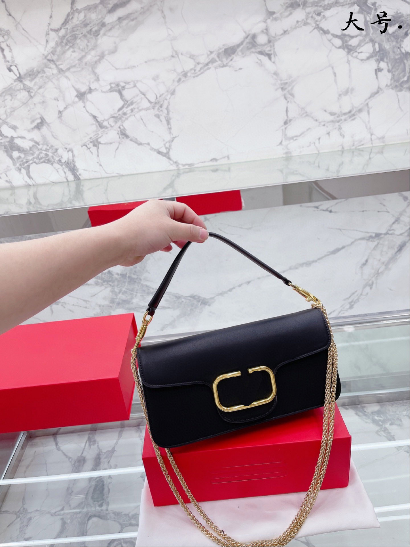 Designers shoulder bag luxurious tote purse handbag message bags cluth top quality Brand classic Genuine leather Crossbody Gift Box 28CM vlogo Signature Black, Yellow
Designers shoulder bag luxurious tote purse handbag message bags cluth top quality Brand classic Genuine leather Crossbody Gift Box 28CM vlogo Signature Black, Yellow
