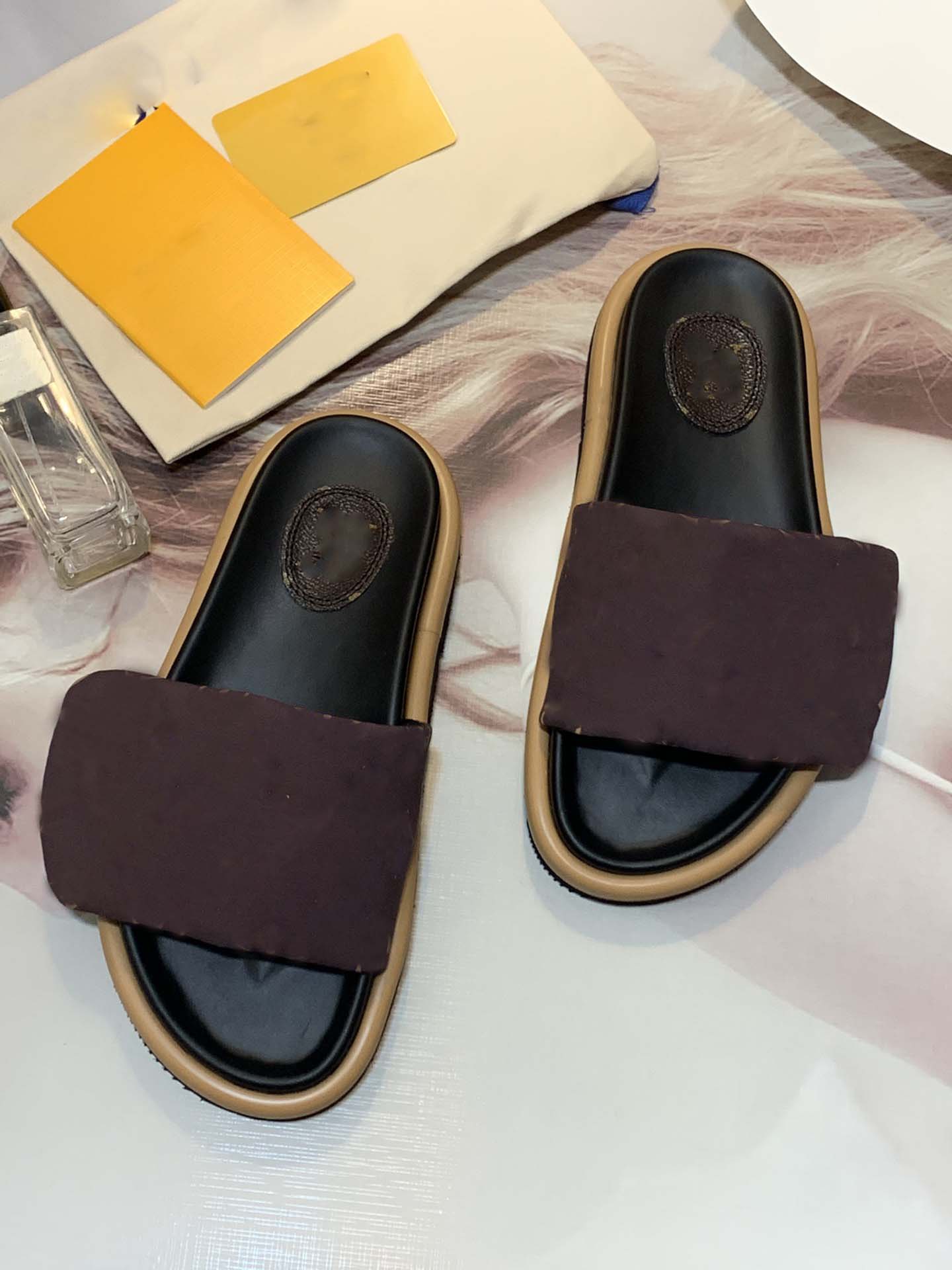 2021 luxury Designer Men woman slippers SUNSET FLAT COMFORT MULE lady Sandals Leather Beach slides Flip Flops Size US 4-11
2021 luxury Designer Men woman slippers SUNSET FLAT COMFORT MULE lady Sandals Leather Beach slides Flip Flops Size US 4-11