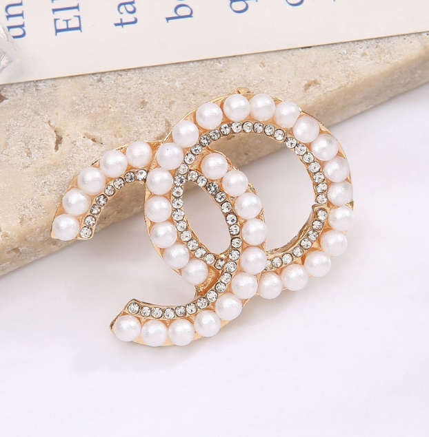 20style Simple Mixed Double Letter Pins Luxury Brand Designer Brooches Women Crystal Pearl Rhinestone Brooch Suit Pin Wedding Party Jewelry Accessories
20style Simple Mixed Double Letter Pins Luxury Brand Designer Brooches Women Crystal Pearl Rhinestone Brooch Suit Pin Wedding Party Jewelry Accessories