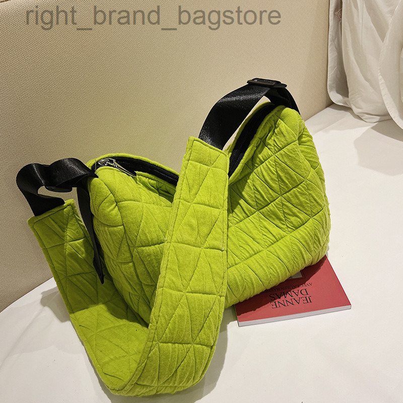 Designer Wide Strap Shoulder Bag Fashion Lingge Pillow Bag Women Crossbody Bag Brands Padded Handbags Female Tote Hobo 2022 New W220813, Black
Designer Wide Strap Shoulder Bag Fashion Lingge Pillow Bag Women Crossbody Bag Brands Padded Handbags Female Tote Hobo 2022 New W220813, Black