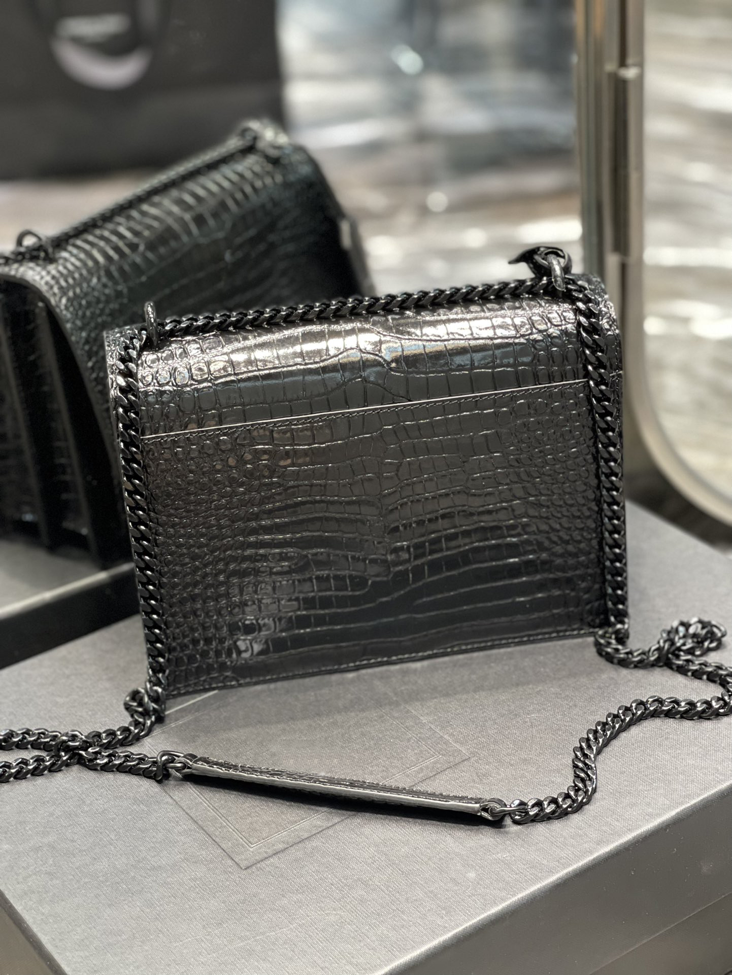 Upgraded version Crocodile pattern flap bag luxury designer handbags SUNSET leather women shoulder bags fashion medium crossbody
Upgraded version Crocodile pattern flap bag luxury designer handbags SUNSET leather women shoulder bags fashion medium crossbody