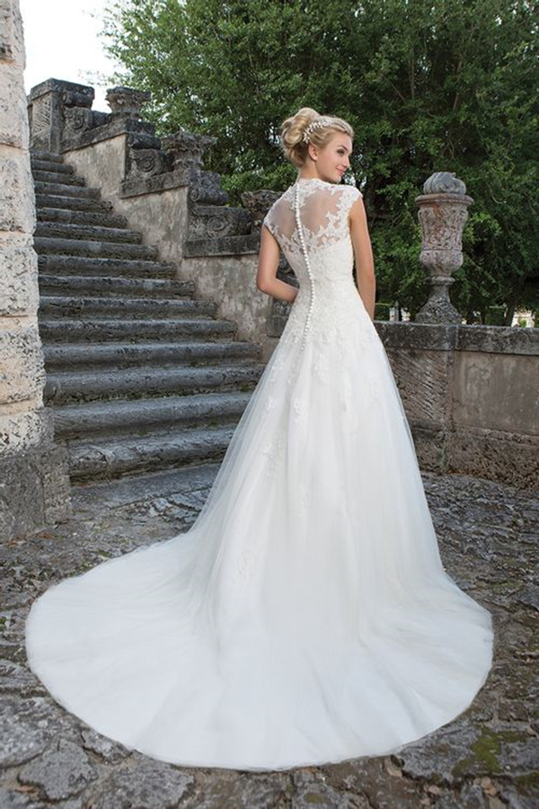 Gorgeous A Line Wedding Dress Appliques Lace Beaded Long Ivory Tulle Bridal Gowns Cap Sleeve Royal Square Neck Robe De Mariée Vintage Bride Wedding Dr