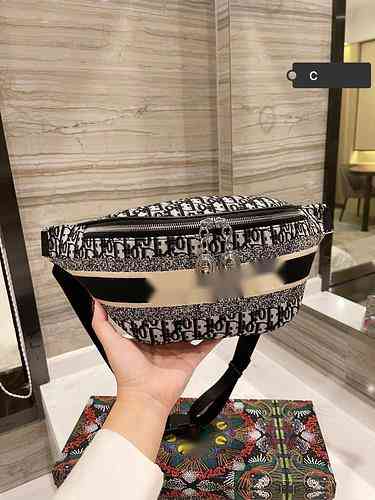 Top Quality brand design 3518 woman letter plaid Waist Bags LADY Saddle Quilted chest chain bag Genuine leather Oblique printing Belt Bags LINGOT Pouches, Picture show
Top Quality brand design 3518 woman letter plaid Waist Bags LADY Saddle Quilted chest chain bag Genuine leather Oblique printing Belt Bags LINGOT Pouches, Picture show