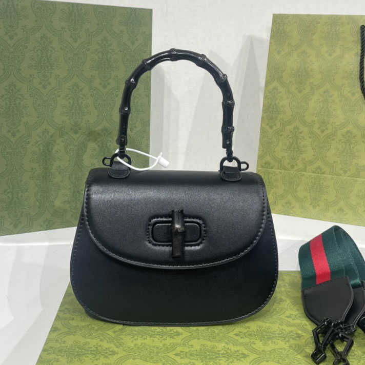 2022 Designer Women's Bags Bamboo Bags Hand Messenger Single Room Bag Flip Button Glossy Leather 21cm
2022 Designer Women's Bags Bamboo Bags Hand Messenger Single Room Bag Flip Button Glossy Leather 21cm