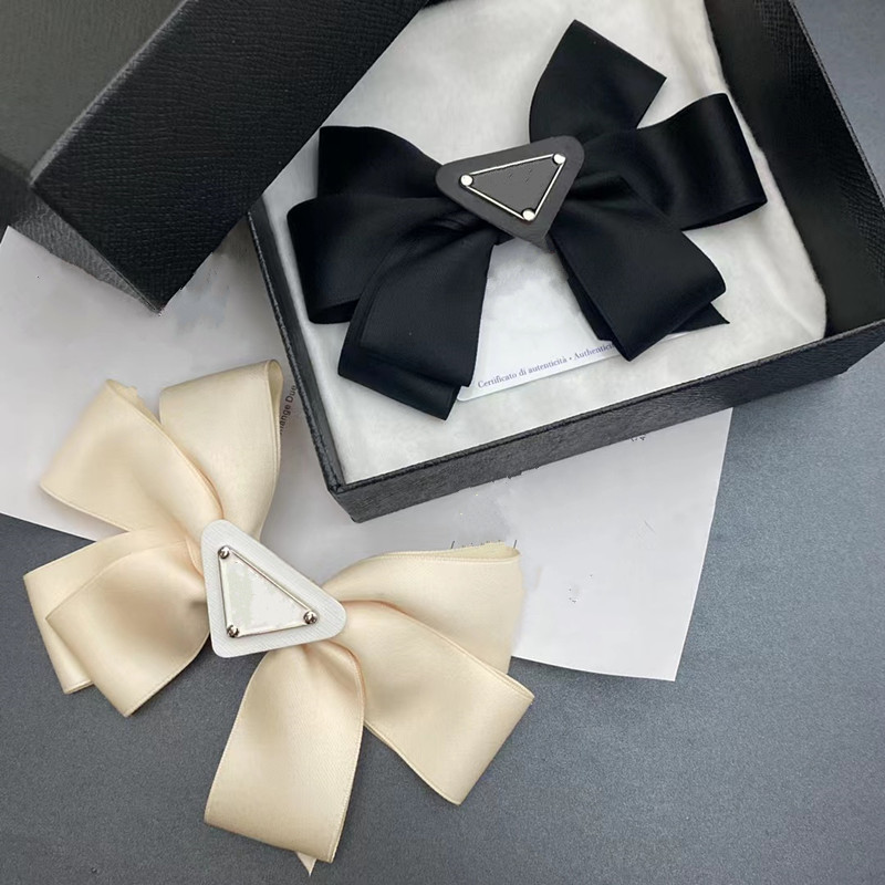Fashion Designer Triangle Lovely Girls Hair Clips Accessory Hair Bows Flower Clip Letter Girl Clippers Woman P074
Fashion Designer Triangle Lovely Girls Hair Clips Accessory Hair Bows Flower Clip Letter Girl Clippers Woman P074