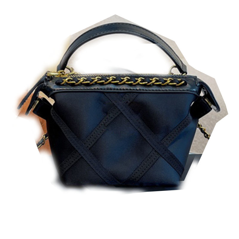 2022 Womens Fashion Classic Designer Shoulder Bags Wallet Mini Pure Black Large Capacity Versatile Luxury Nylon Bag Coin Purse Handbag Messenger Bag 12*10cm
2022 Womens Fashion Classic Designer Shoulder Bags Wallet Mini Pure Black Large Capacity Versatile Luxury Nylon Bag Coin Purse Handbag Messenger Bag 12*10cm