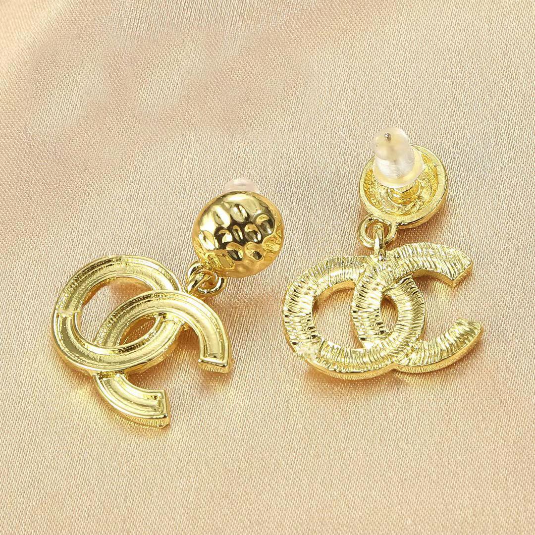 Sweet Retro 18K Gold Plated Luxury Brand Designers Double Letters Stud Clip Chain Geometric Famous Women 925 Silver Eardrop Earring Wedding Party Jewerlry
Sweet Retro 18K Gold Plated Luxury Brand Designers Double Letters Stud Clip Chain Geometric Famous Women 925 Silver Eardrop Earring Wedding Party Jewerlry