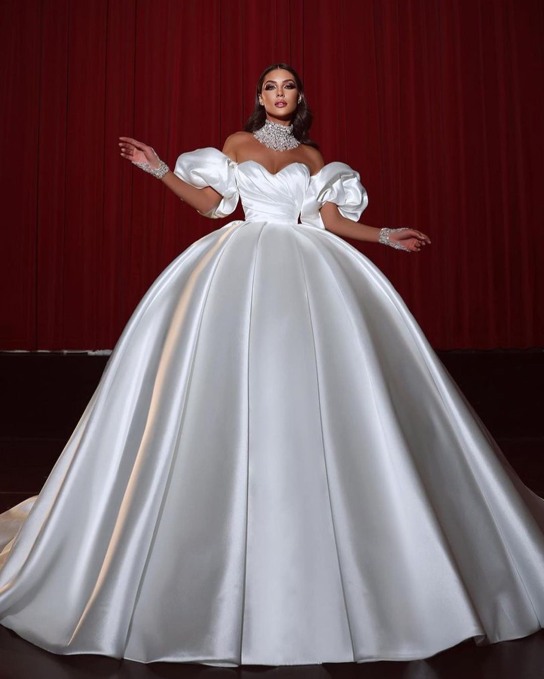 Fancy White Wedding Dress Sweetheart Strapless Bridal Gowns Puffy Sleeves Lace Appliques Chapel Train Robe de mariee