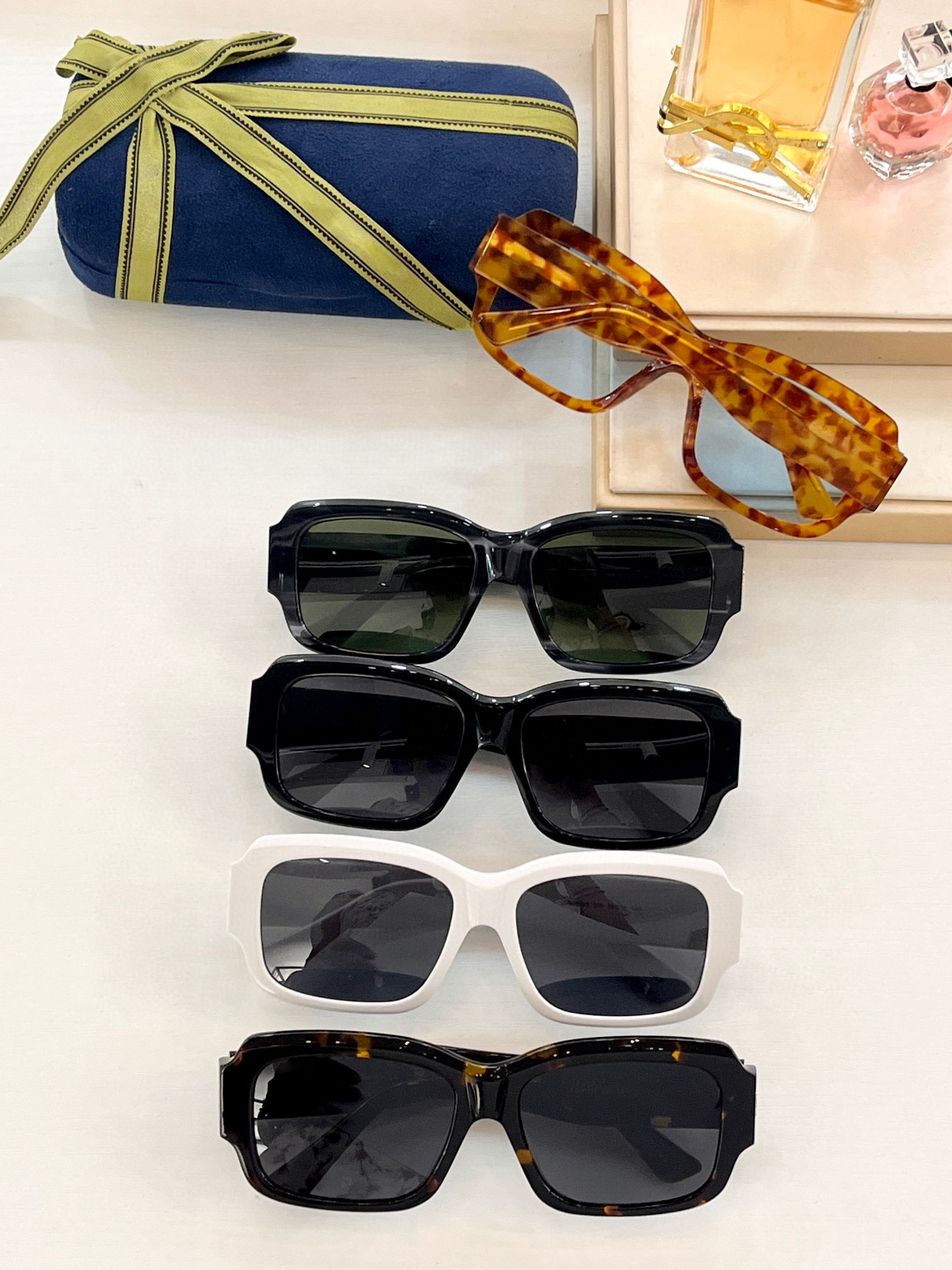 Men Sunglasses For Women Latest Selling Fashion Sun Glasses Mens Sunglass Gafas De Sol Top Quality Glass UV400 Lens With Random Matching Box 0669S
Men Sunglasses For Women Latest Selling Fashion Sun Glasses Mens Sunglass Gafas De Sol Top Quality Glass UV400 Lens With Random Matching Box 0669S