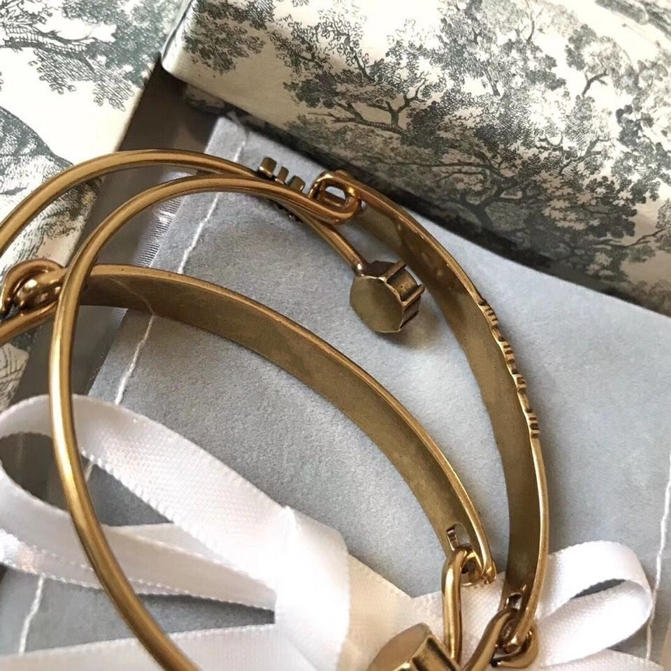 Vintage Brass Royal Bangles Lady Cuff Bracelet Glossy Copper Ancient Women Wristbands Luxury designer brands Jewelry Girlfriend Gift Charm Bracelets Chain cd
Vintage Brass Royal Bangles Lady Cuff Bracelet Glossy Copper Ancient Women Wristbands Luxury designer brands Jewelry Girlfriend Gift Charm Bracelets Chain cd