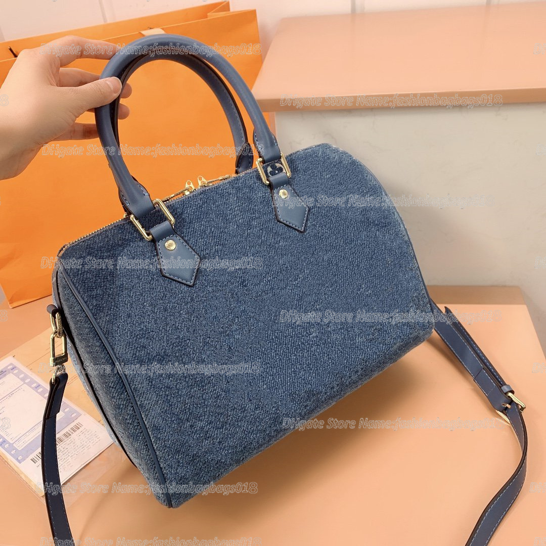 Denim SPEEDY BANDOULIERE 30 Shoulder Bag Navy Blue Jacquard Handbag With Padlock Womens Designer Luxury Faded blue Fabric CrossBody Double zip
Denim SPEEDY BANDOULIERE 30 Shoulder Bag Navy Blue Jacquard Handbag With Padlock Womens Designer Luxury Faded blue Fabric CrossBody Double zip