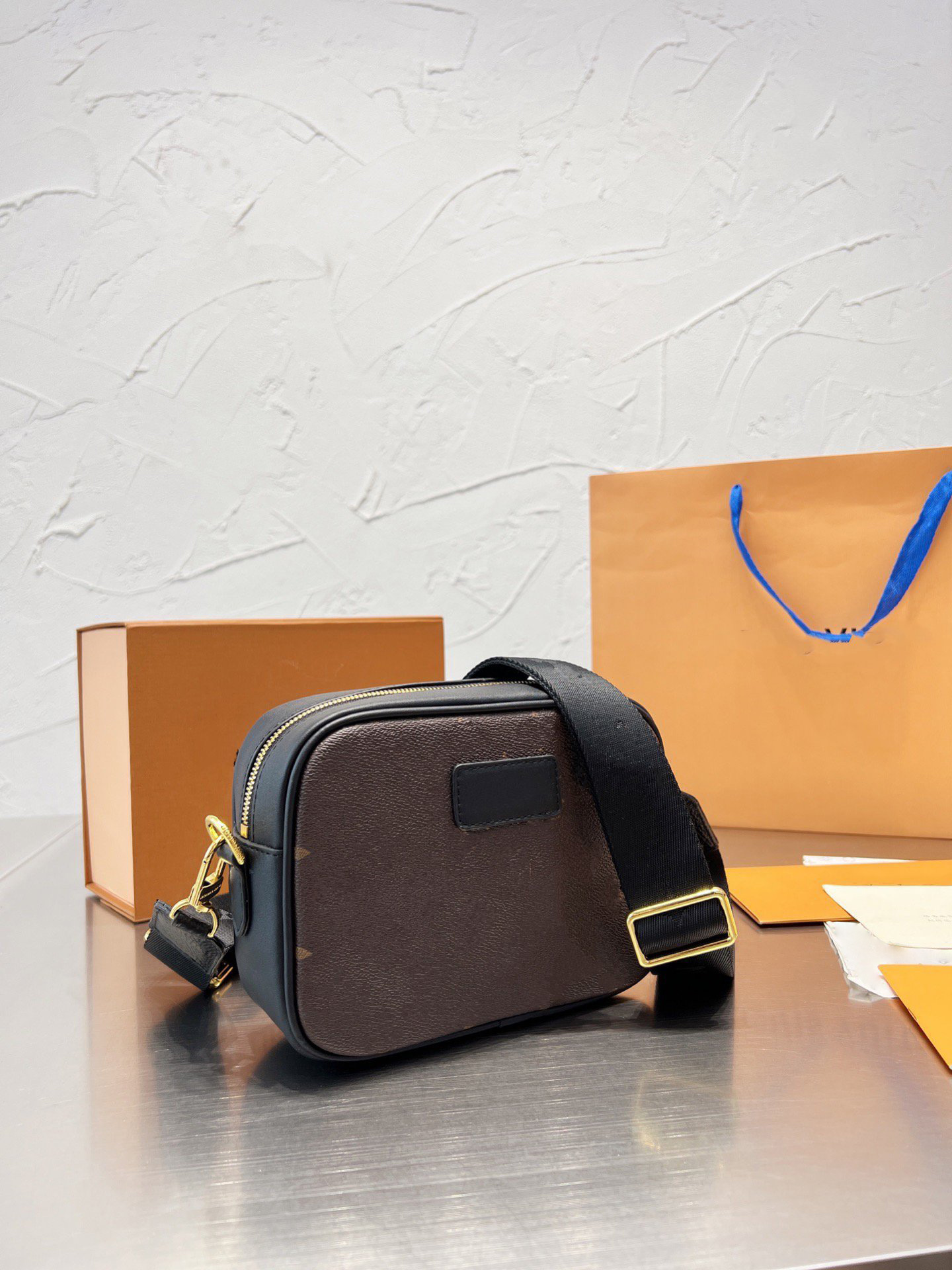 2022 Classic Hot sold 5A quality luxurys designers women men shoulder bags fashion letters womens crossbody Genuine leather mens messenger bag with box, 0.01
2022 Classic Hot sold 5A quality luxurys designers women men shoulder bags fashion letters womens crossbody Genuine leather mens messenger bag with box, 0.01