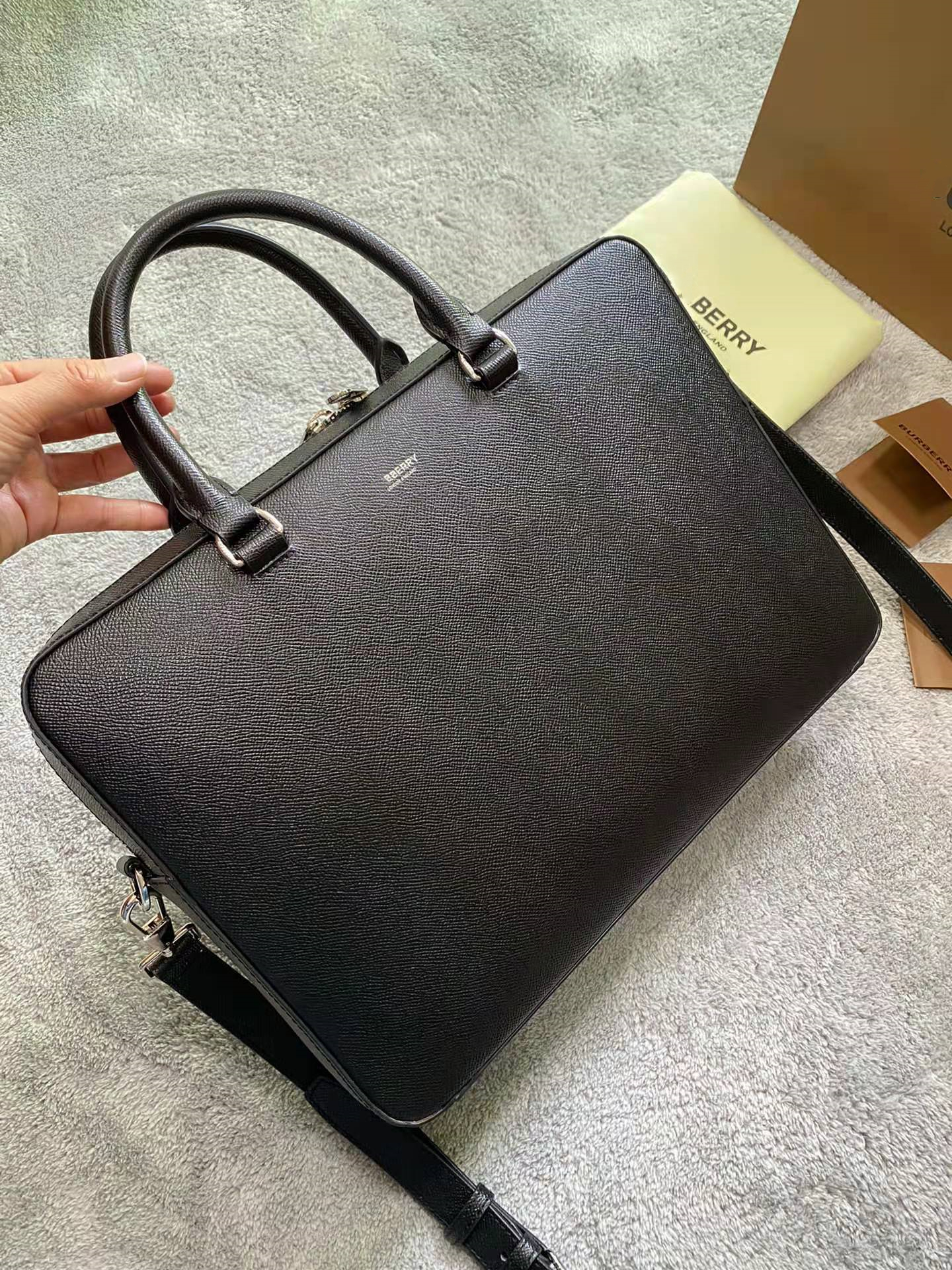 Luxury Designer Briefcase for Men Genuine Leather Business Laptop Bag Top Quality Attache Case with Removable Strap OL Handbag, Black
Luxury Designer Briefcase for Men Genuine Leather Business Laptop Bag Top Quality Attache Case with Removable Strap OL Handbag, Black
