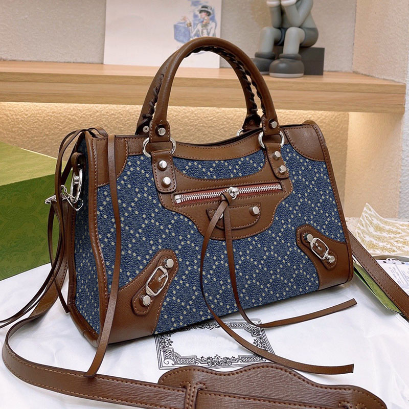 Handbag Crossbody bag Women Shoulder bags Canvas Travel bag Cool girl Purse lady Sac Large capacity High quality Fashion letters Removable strap, Box
Handbag Crossbody bag Women Shoulder bags Canvas Travel bag Cool girl Purse lady Sac Large capacity High quality Fashion letters Removable strap, Box