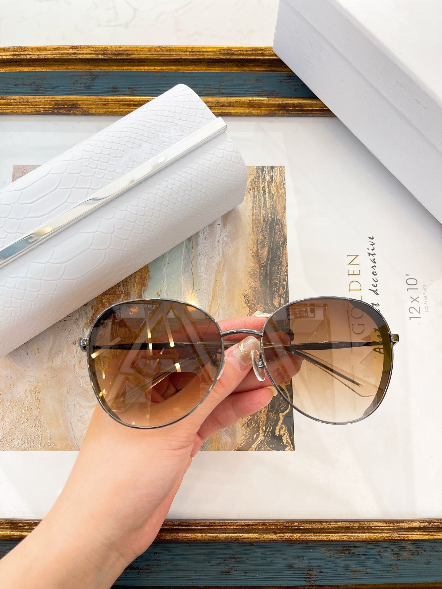 Korean version of the new fashion sunglasses travel beach mirror glasses gradient night vision sunglasses
Korean version of the new fashion sunglasses travel beach mirror glasses gradient night vision sunglasses