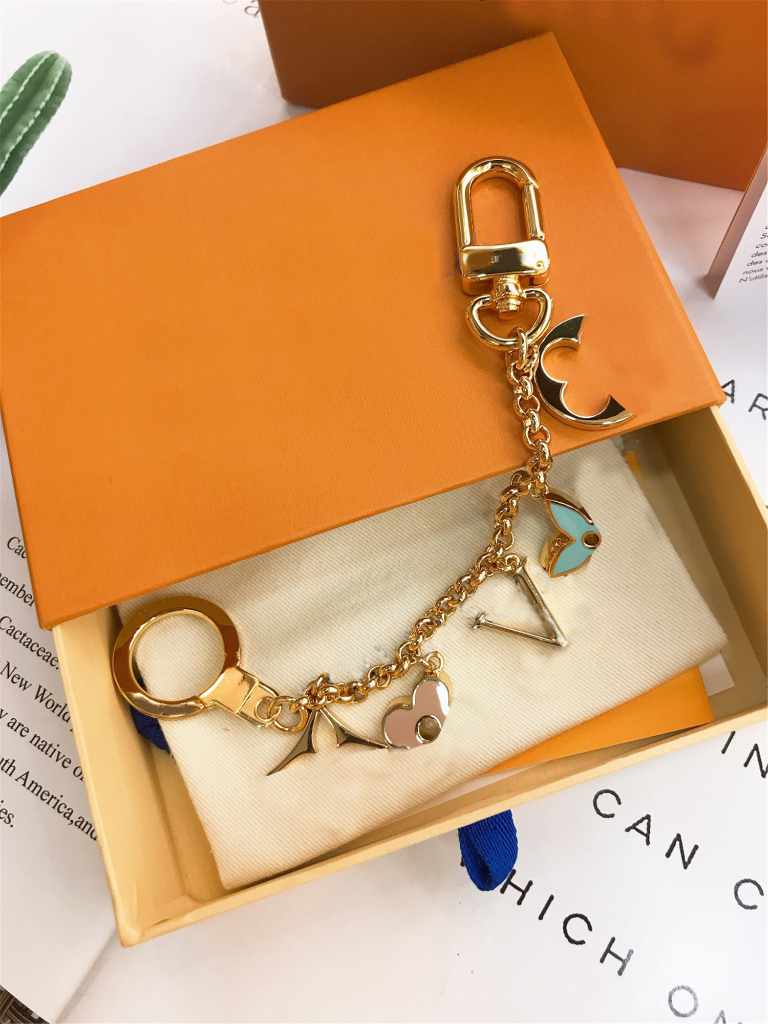 Brand Keychains High Quality Fashion Women Men Fashionable Handmade Keychain Alloy Stylish Buckle Designer Luxury Key Chain M64526 Bag Ring
Brand Keychains High Quality Fashion Women Men Fashionable Handmade Keychain Alloy Stylish Buckle Designer Luxury Key Chain M64526 Bag Ring