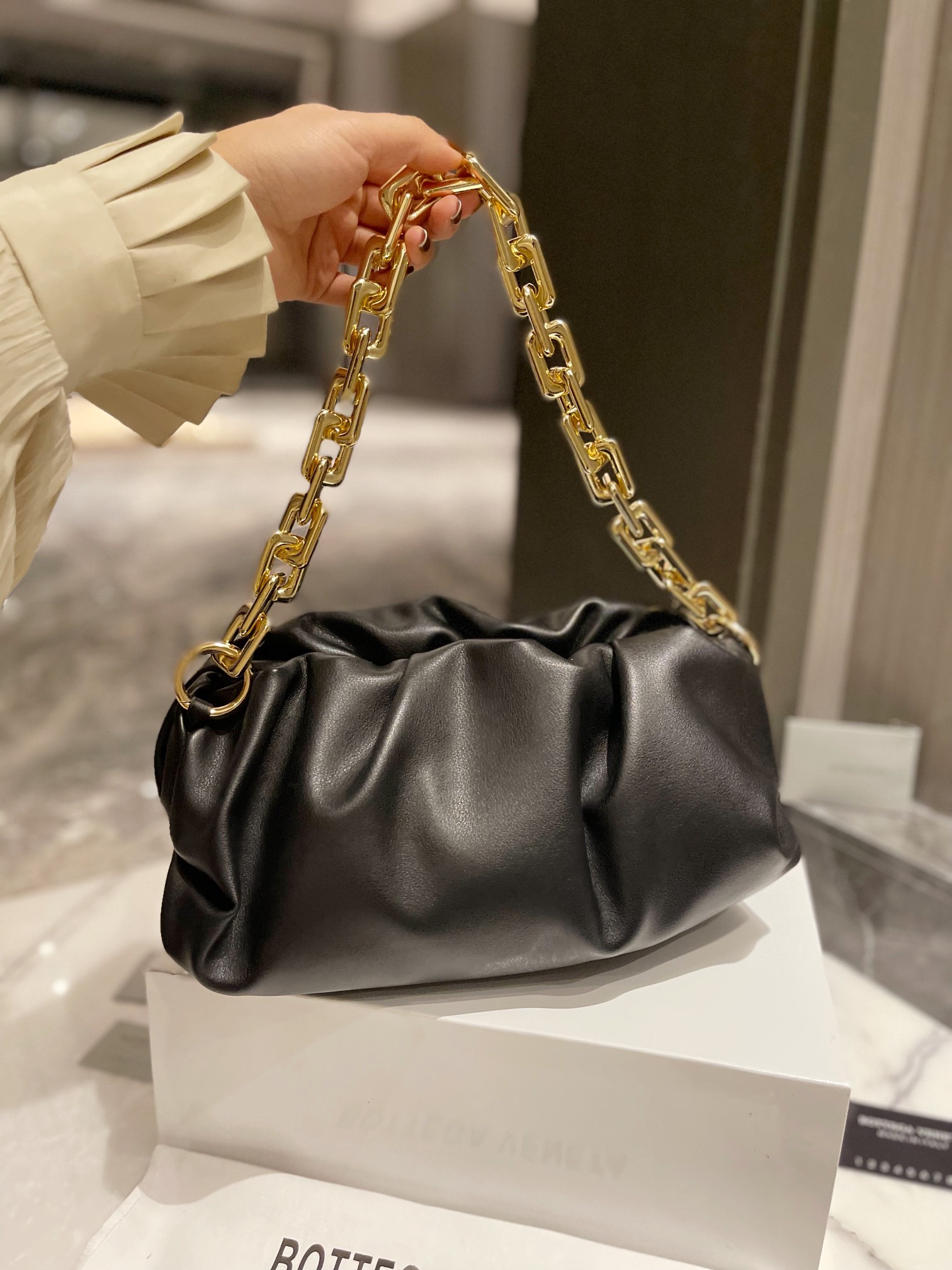 High sense quality Dinner Bag 2021 winter new acrylic thick chain hand bag dumpling one shoulder women's bags mobile phone, Customize
High sense quality Dinner Bag 2021 winter new acrylic thick chain hand bag dumpling one shoulder women's bags mobile phone, Customize