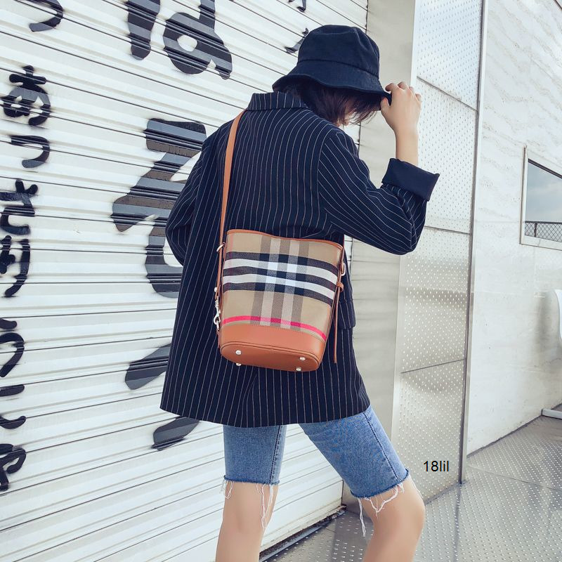 Designer Luxury Burbrerity Bags For Women High Quality Brown Crossbody Handbags Vintage Burbrery Leather Wallet Paris Plaid The Totes Bag Fashion Purses YYKX, Black
Designer Luxury Burbrerity Bags For Women High Quality Brown Crossbody Handbags Vintage Burbrery Leather Wallet Paris Plaid The Totes Bag Fashion Purses YYKX, Black