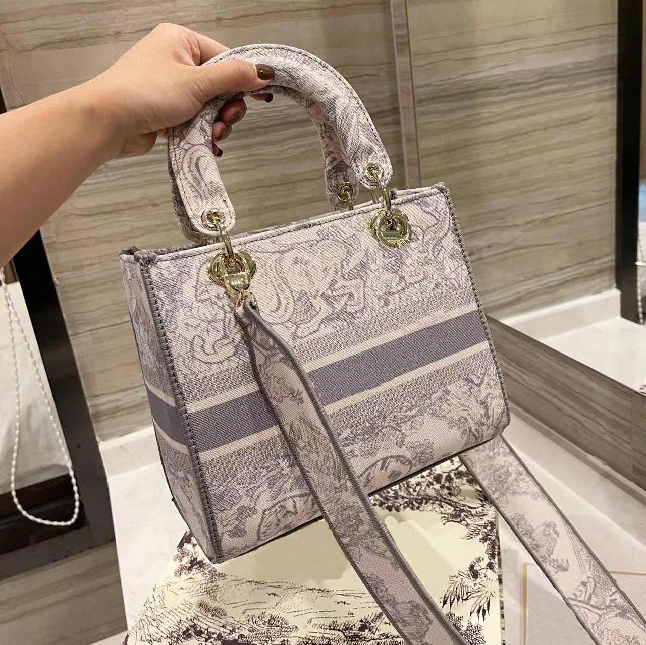 Women handbag designer shoulder bag fashion cross body classic letter print diagonal bags high quality handbags totes, Gift
Women handbag designer shoulder bag fashion cross body classic letter print diagonal bags high quality handbags totes, Gift
