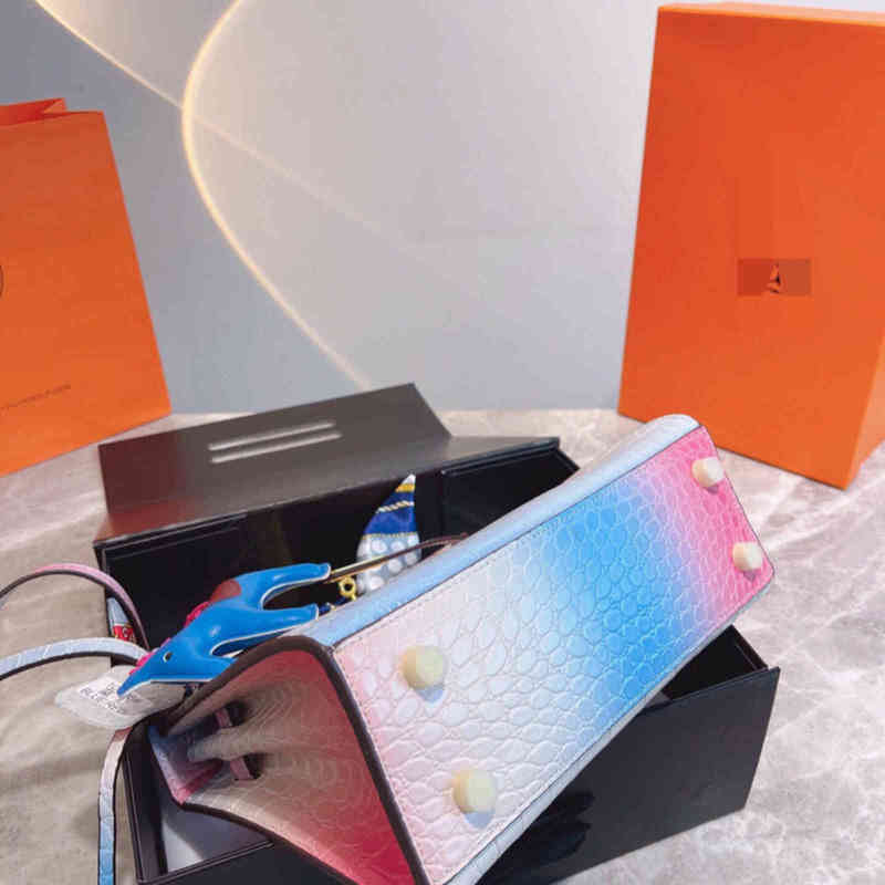 Handbag Herme Spring and Summer Gradient KELY Bag with Scarves, Ponies and Locks, Size 25, Leather Material, Mail 284585, Color 1
Handbag Herme Spring and Summer Gradient KELY Bag with Scarves, Ponies and Locks, Size 25, Leather Material, Mail 284585, Color 1