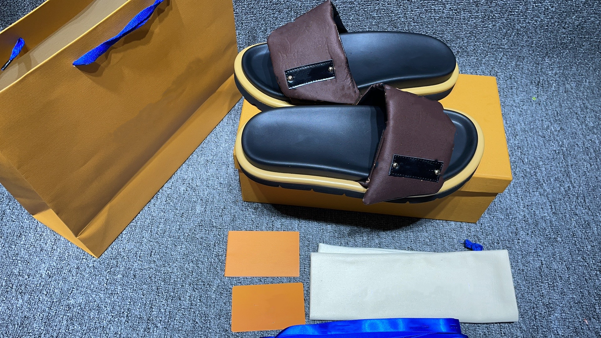 Slides designer Woman Slipper Wholesale Price sandal Flip Flops Sexy Ladie Scuffs beach Shoes, Dustbag+card
Slides designer Woman Slipper Wholesale Price sandal Flip Flops Sexy Ladie Scuffs beach Shoes, Dustbag+card