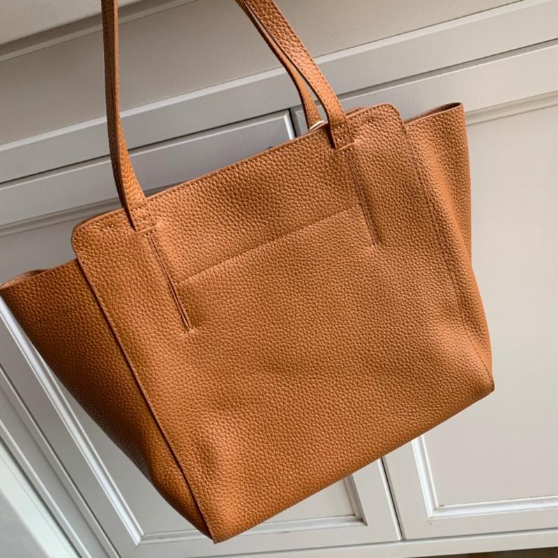 Evening Bags TOP Quality Luxury Designer Brand Fashion Classic Lady Convenient Handbag One Shoulder Simple Texture Tote Bag
Evening Bags TOP Quality Luxury Designer Brand Fashion Classic Lady Convenient Handbag One Shoulder Simple Texture Tote Bag
