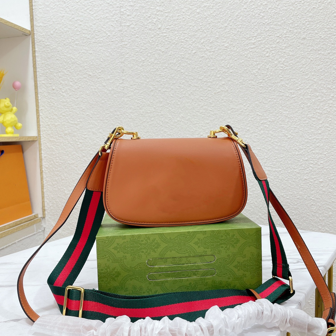 Fashion Women's Bag Casual Shoulder Bag Metal Logo Design High Quality Purse, Dust bag
Fashion Women's Bag Casual Shoulder Bag Metal Logo Design High Quality Purse, Dust bag