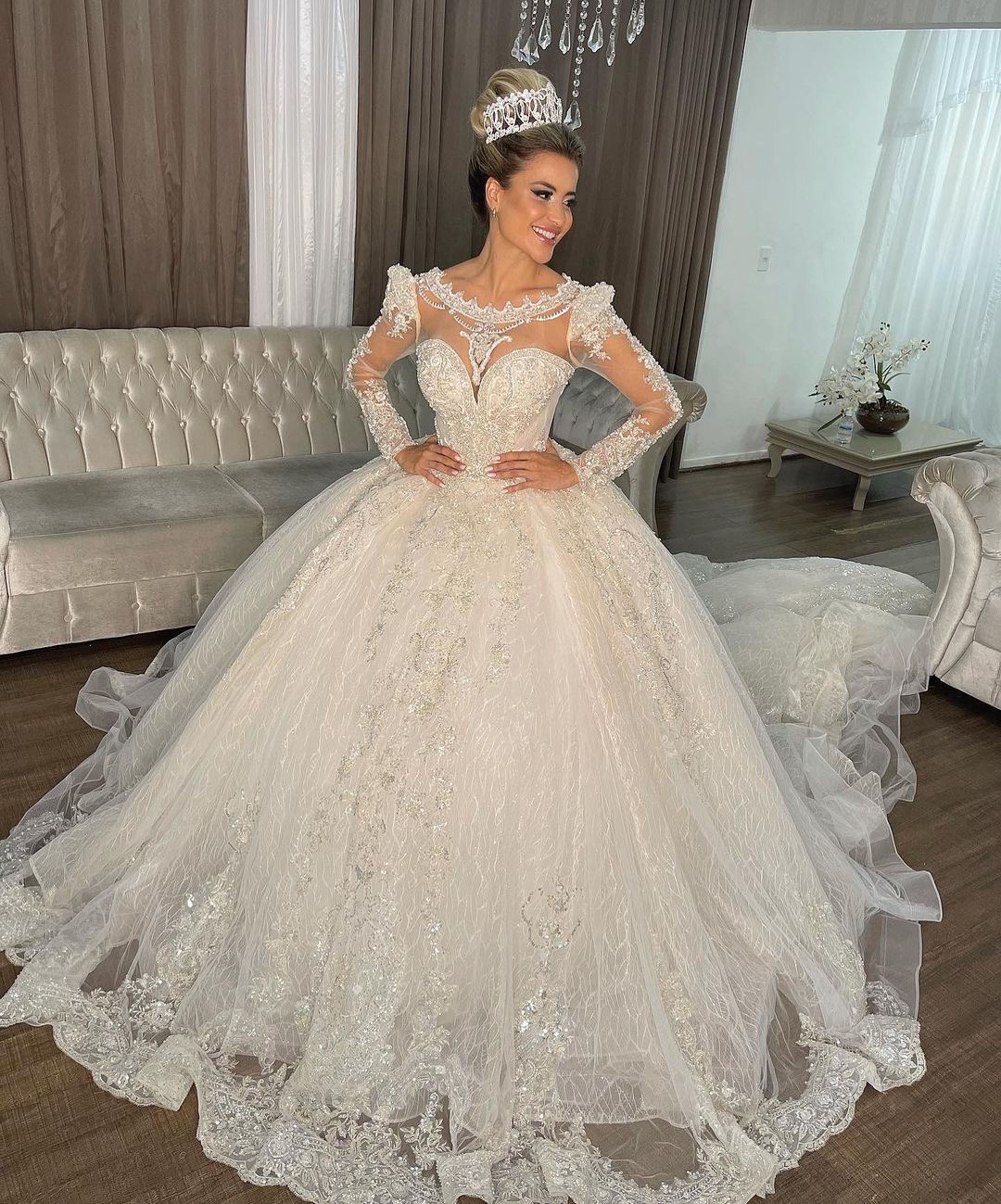 Ball Arab Princess Gown Wedding Dress Dubai Jewel Neck Long Sleeve Sequins Lace Appliques Beads Puffy Bridal Gowns S Lz0304