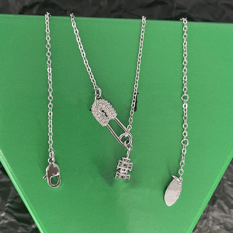 Western west Queen with the same wood star vivi pearl necklace pin Sweater chain European and American fashion INS 1 :1 brass plated clavicle women
Western west Queen with the same wood star vivi pearl necklace pin Sweater chain European and American fashion INS 1 :1 brass plated clavicle women