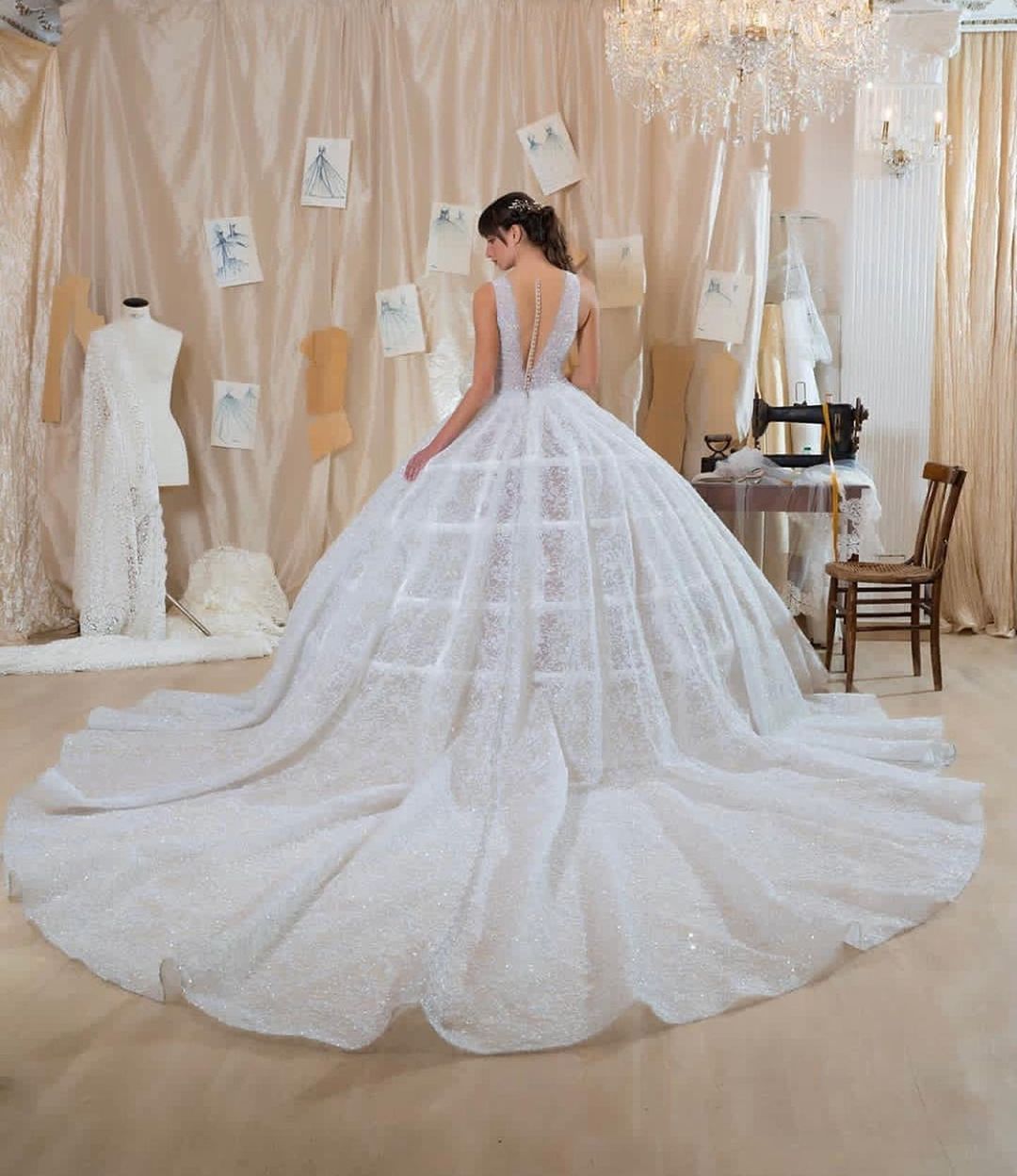 Elegant Ball Gown Wedding Dresses Appliques Sequins Beads V Neck Sleeveless Backless Floor Length Train Elegant High Waist With Underskirt Hoop Vintag