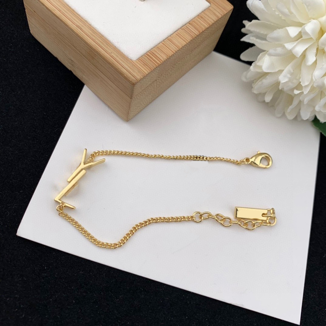 Designer Bracelet classic style fashion simple high quality women's bracelet suitable for social gatherings gifts engagement is very beautiful good
Designer Bracelet classic style fashion simple high quality women's bracelet suitable for social gatherings gifts engagement is very beautiful good