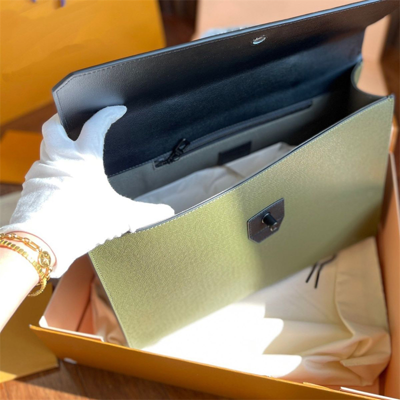 Fashion Designer Grass Color One Shoulder Briefcase Men Womens Luxury Computer Bag Leather Handbag Cosmetic Bags, Green with box
Fashion Designer Grass Color One Shoulder Briefcase Men Womens Luxury Computer Bag Leather Handbag Cosmetic Bags, Green with box
