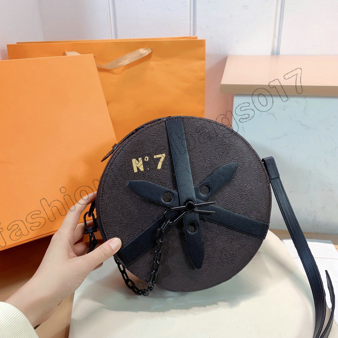 2022 Spring Sunmmer WHEEL BOX TRUNK Chauffeur Hatbox Daily Bag N 7 Monograms Coated Canvas Handbag Designer Luxurys Mens Shoulder Bag
2022 Spring Sunmmer WHEEL BOX TRUNK Chauffeur Hatbox Daily Bag N 7 Monograms Coated Canvas Handbag Designer Luxurys Mens Shoulder Bag