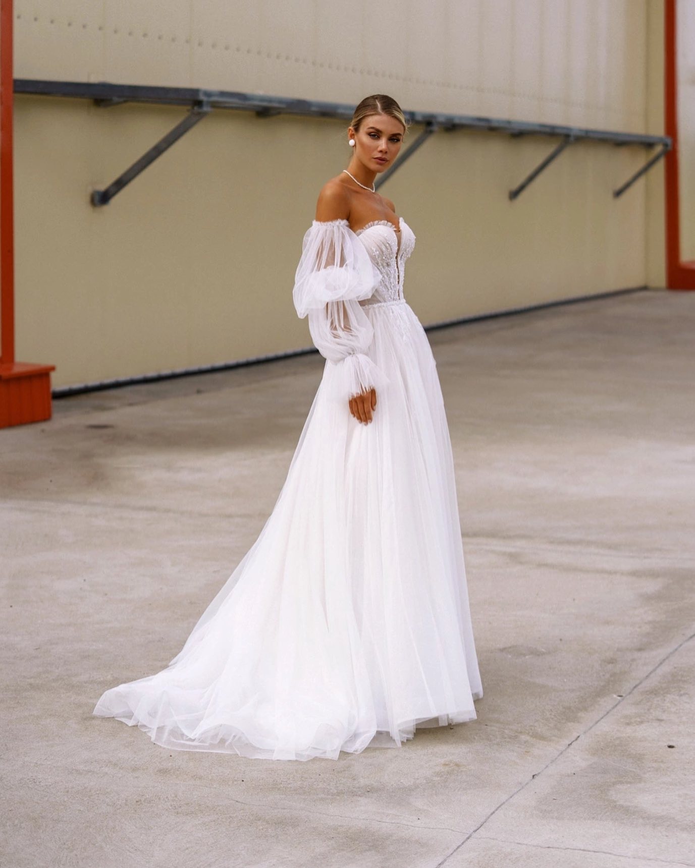 Pearls Wedding Beach Dresses Illusion Deep V Neckline Bridal Gowns Long Sleeves A Line Sweep Train Tulle Bohemian Robe De Mariee