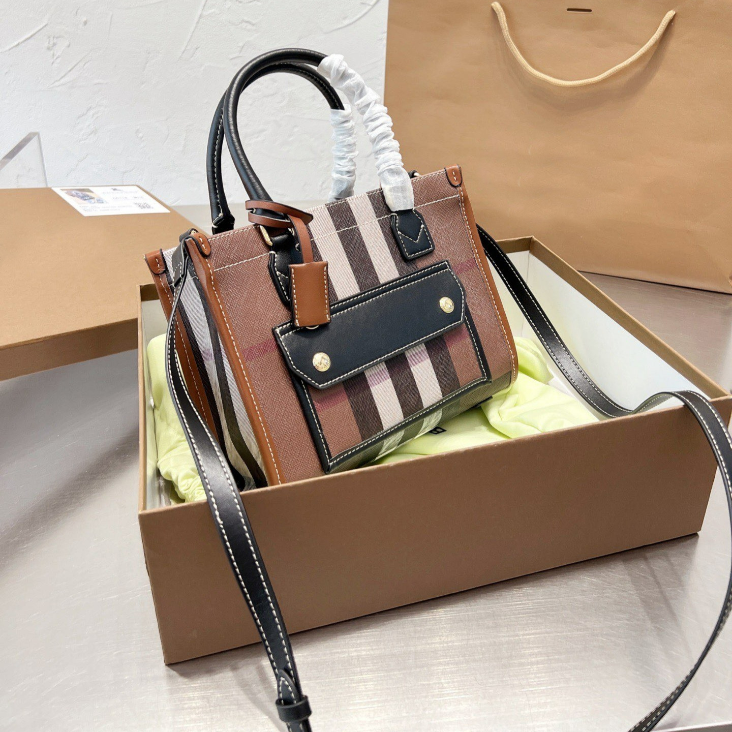 Designer New Fashion Luxury Version Simple Shoulder Bag Knit Knit Leather Check Single Handbag for Men and Women Brown PBK083, Clear
Designer New Fashion Luxury Version Simple Shoulder Bag Knit Knit Leather Check Single Handbag for Men and Women Brown PBK083, Clear