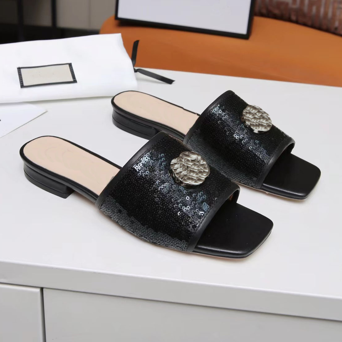 New flat slippers summer holiday home fashion leather shoes are available in 5 colors very comfortable and beautiful, Black
New flat slippers summer holiday home fashion leather shoes are available in 5 colors very comfortable and beautiful, Black