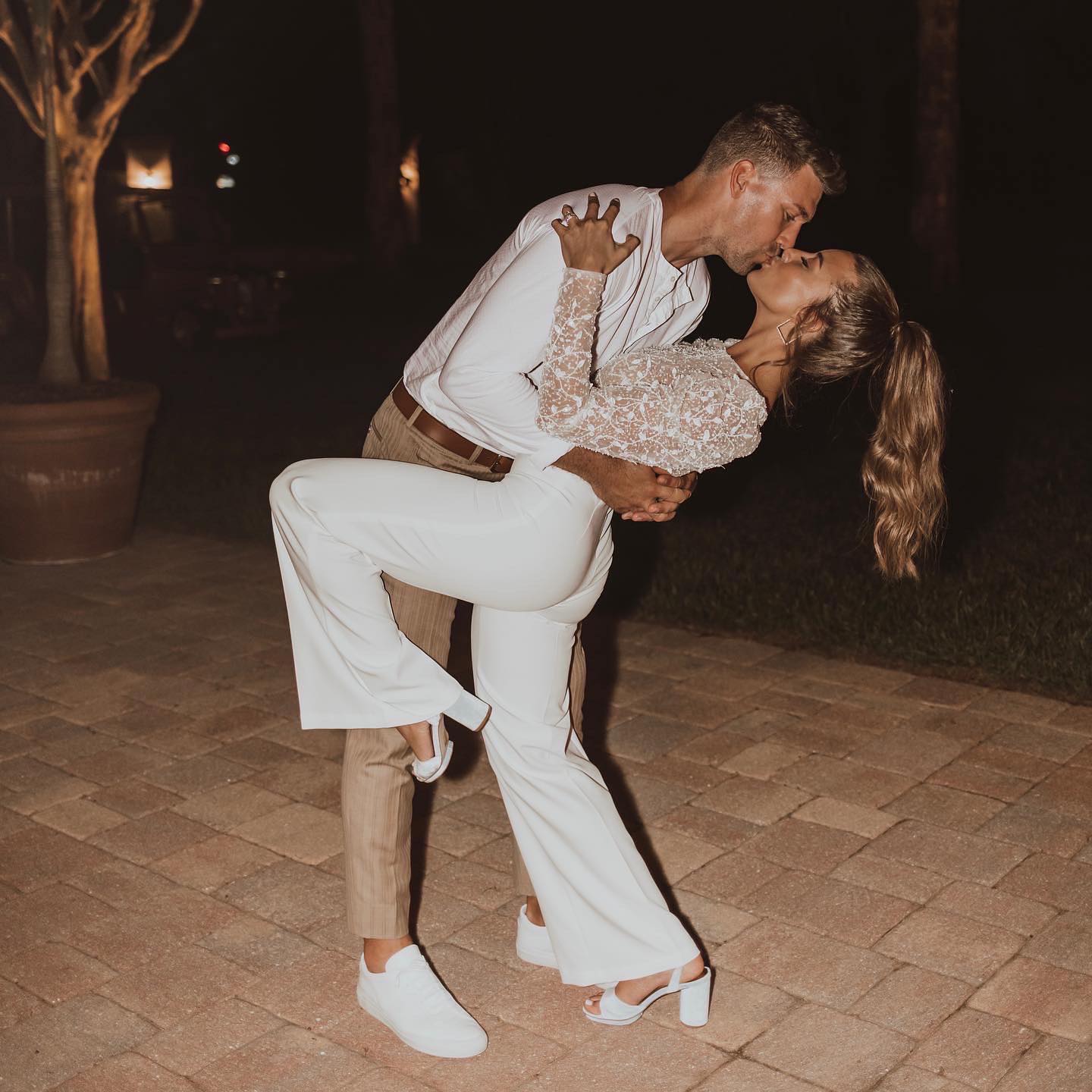 Backless Beach Long Sleeve Wedding Jumpsuit Dresses 2022 Sparkly Lace Beaded Outdoor Bohemian Bridal Gown Pant Suit