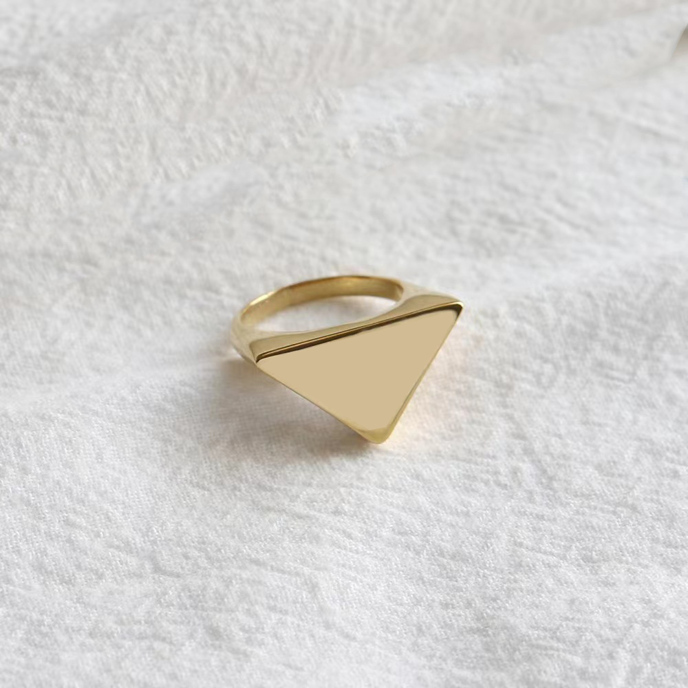 Mens Woman Couple Rings Fashion Man Ring Women Ring With Triangle Pattern Silver Black Gold Jewelry Buckle
Mens Woman Couple Rings Fashion Man Ring Women Ring With Triangle Pattern Silver Black Gold Jewelry Buckle
