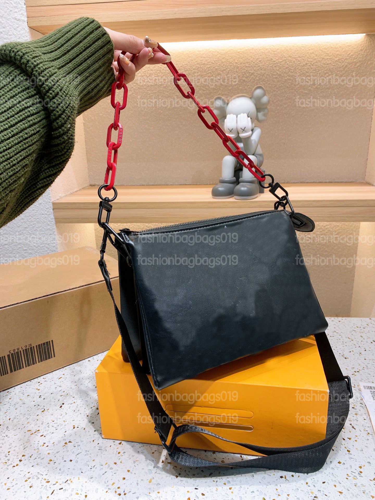 Coussin PM Luxurys designers Bags M59398 Bold Black White Monograms Embossed Foamed Leather Puffy crossbody Bright Red Resin Chain designer Bag
Coussin PM Luxurys designers Bags M59398 Bold Black White Monograms Embossed Foamed Leather Puffy crossbody Bright Red Resin Chain designer Bag