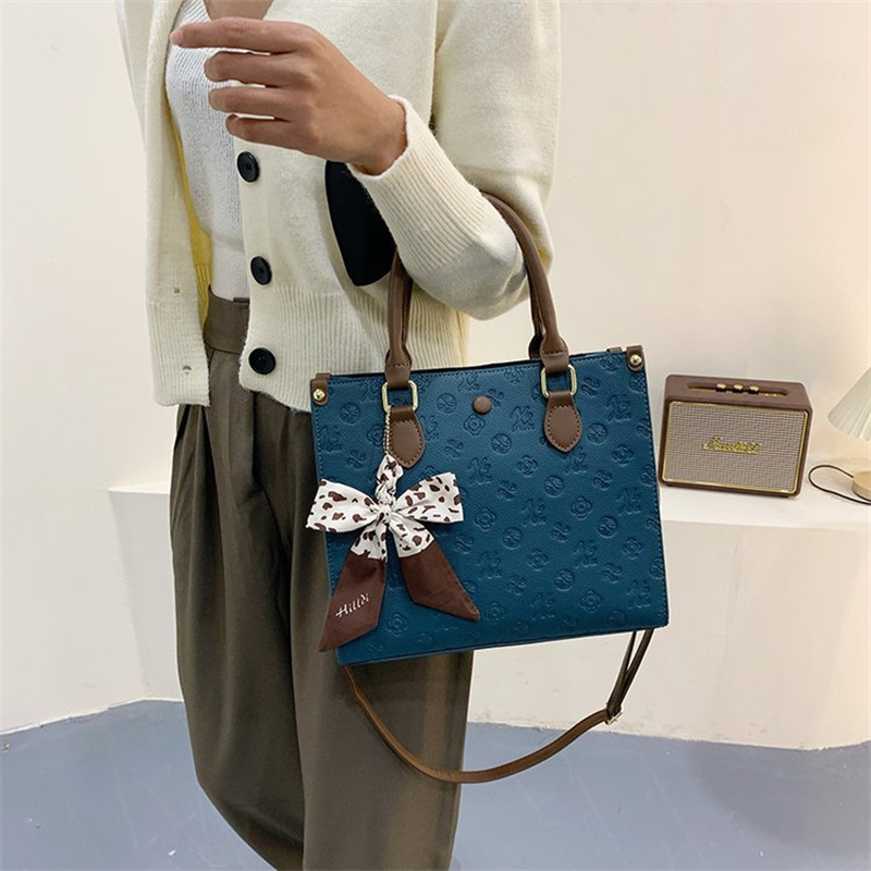 2022 Totes Designer Handbag Women Evening Bags Print Large Capacity Handbag PU Leather Contrast Rivet Shoulder Messenger Bag Spring, Blue
2022 Totes Designer Handbag Women Evening Bags Print Large Capacity Handbag PU Leather Contrast Rivet Shoulder Messenger Bag Spring, Blue