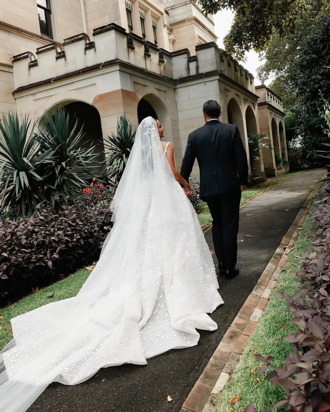 Sexy Floral A Line Wedding Dress Spaghetti Straps Applique Sleeveless Custom Made Saudi Arabic Bridal Gown Vestios De Novia