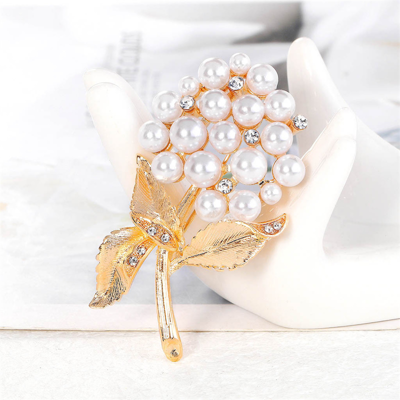 Women Scarf Flowers Clothes Brooch With Pearl Crystal Floral Lapel Pins European Female Plant Alloy Corsage Badges For Sweater Cowboy Clothing Accessories
Women Scarf Flowers Clothes Brooch With Pearl Crystal Floral Lapel Pins European Female Plant Alloy Corsage Badges For Sweater Cowboy Clothing Accessories