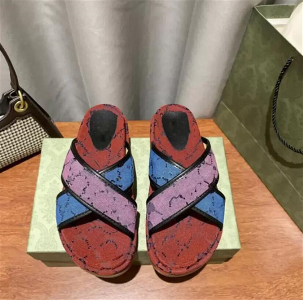 2022 designer blade fashion womens slippers sandals special fabric material embroidery trademark high quality luxury atmosphere elegant Slides 35-44
2022 designer blade fashion womens slippers sandals special fabric material embroidery trademark high quality luxury atmosphere elegant Slides 35-44