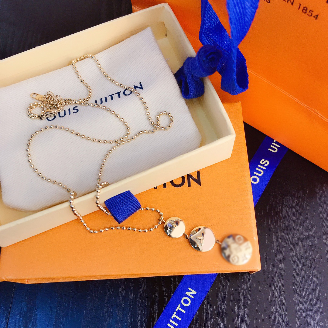 Classic 18K Gold Plated Stainless Steel Necklace Fashion Women Designer Necklaces Choker Letter Pendants Chain Wedding Jewelry Accessories X046
Classic 18K Gold Plated Stainless Steel Necklace Fashion Women Designer Necklaces Choker Letter Pendants Chain Wedding Jewelry Accessories X046