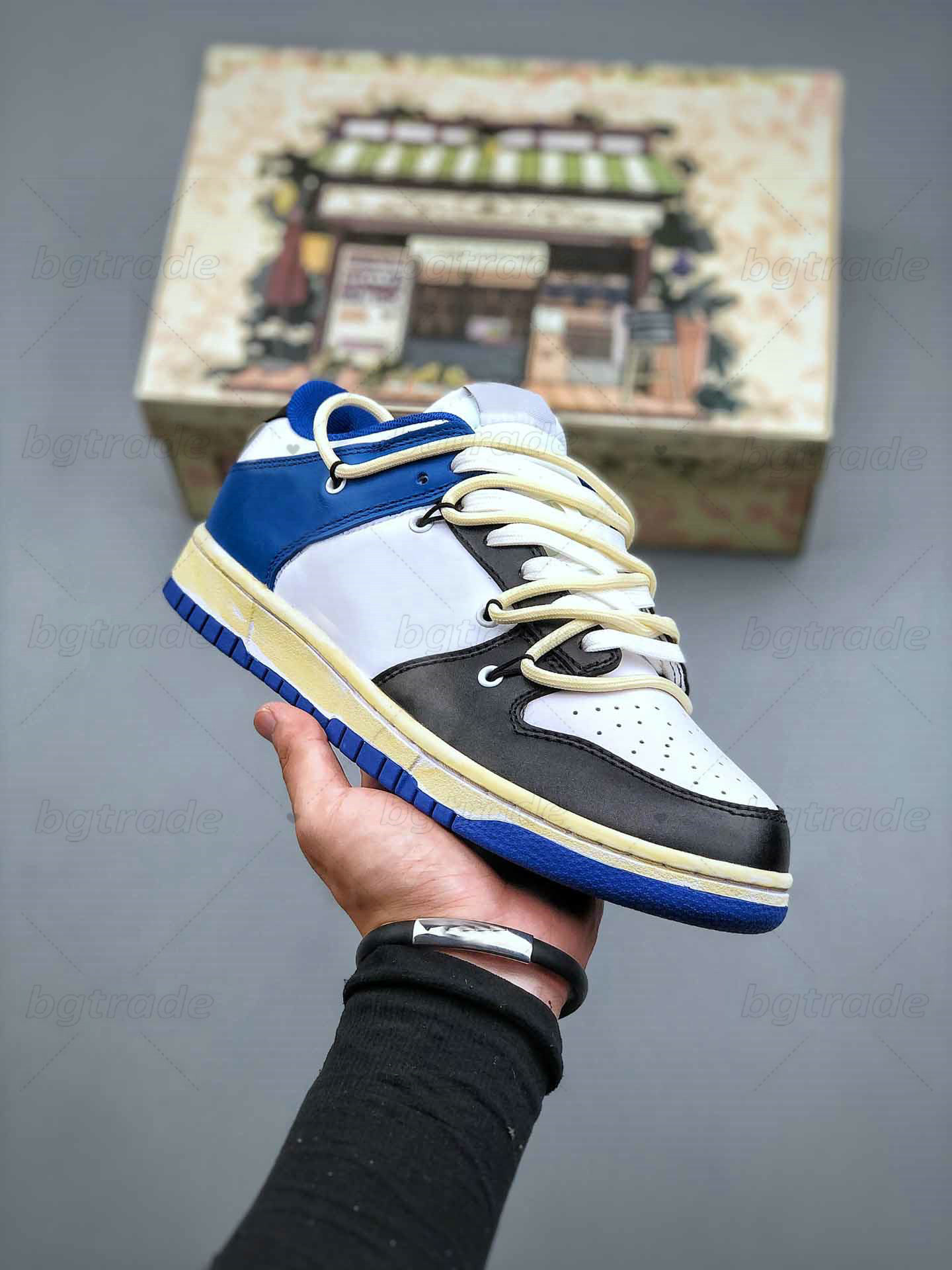 Futura x Low Casual Runner Shoes Black White Blue Beige Contrast Color Skateboard Shoes Women Mens Unsex Designer Sports Sneakers
Futura x Low Casual Runner Shoes Black White Blue Beige Contrast Color Skateboard Shoes Women Mens Unsex Designer Sports Sneakers