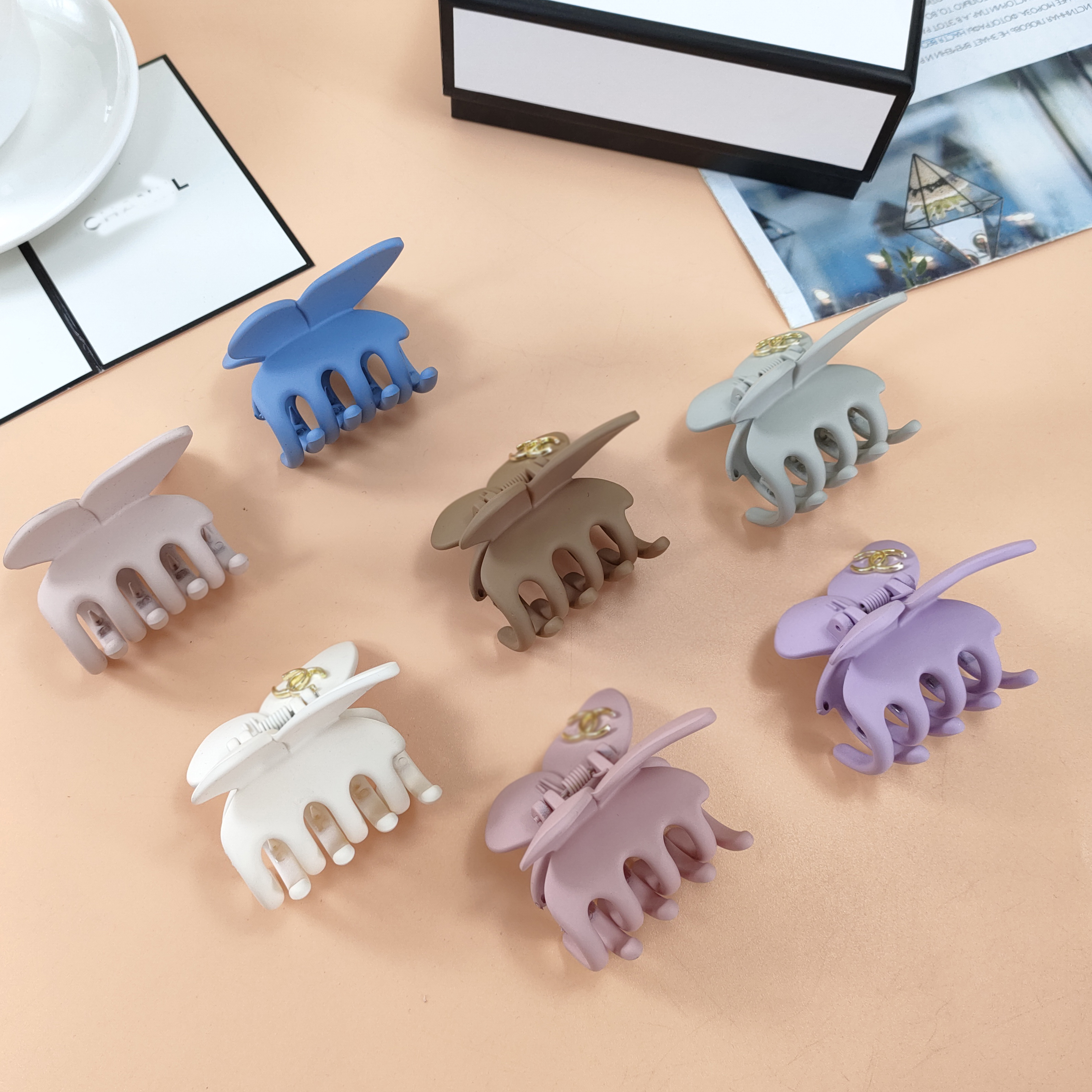 Women Luxury Brand Letter Hair Clip Butterfly Designer Barrettes High Quality Handmade Wide Edge Knotted Plastic Headwraps HairHoop Headwear Hair Jewelry 7Style
Women Luxury Brand Letter Hair Clip Butterfly Designer Barrettes High Quality Handmade Wide Edge Knotted Plastic Headwraps HairHoop Headwear Hair Jewelry 7Style