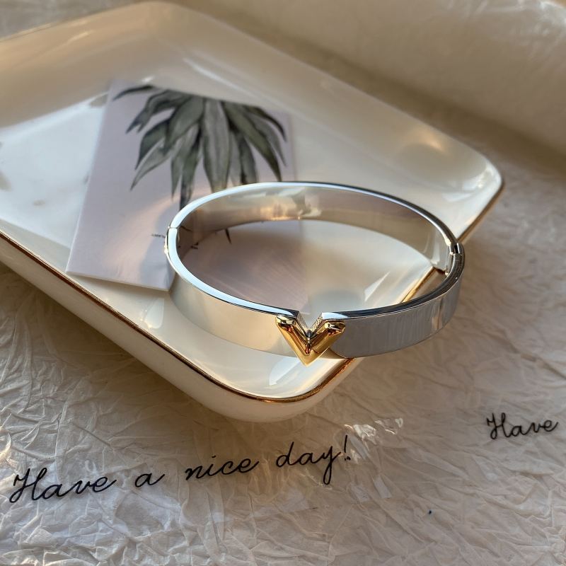 2022 Top Quality Women Love Designer Bracelets Titanium Steel Bangles Silver Rose Gold Bangles V letter bracelet Fashion Jewelry
2022 Top Quality Women Love Designer Bracelets Titanium Steel Bangles Silver Rose Gold Bangles V letter bracelet Fashion Jewelry
