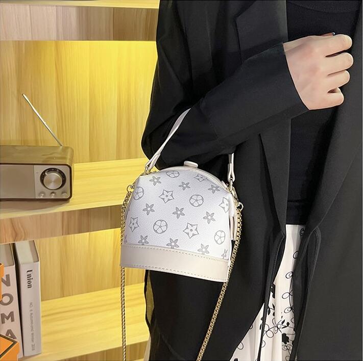 Women Luxurys Designers Bags Crossbody High Quality Handbags Womens Purses Shoulder Shopping Totes Bag 9832M
Women Luxurys Designers Bags Crossbody High Quality Handbags Womens Purses Shoulder Shopping Totes Bag 9832M