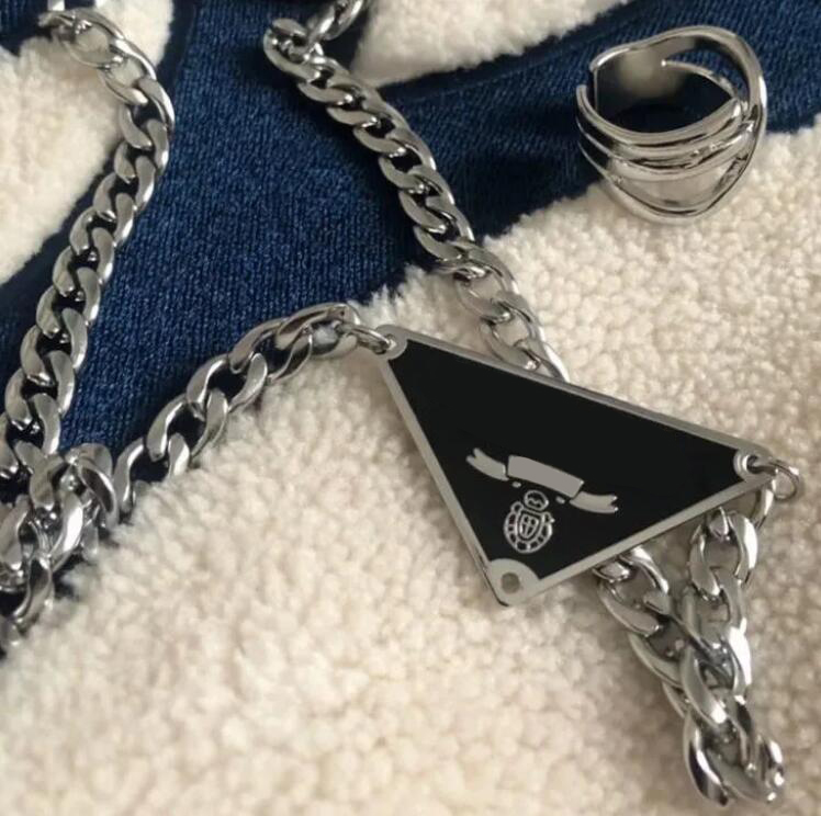 Necklaces high quality luxury jewelry freeshipping bijoux designer original packagingrada Pjia inverted triangle necklace metal pendant
Necklaces high quality luxury jewelry freeshipping bijoux designer original packagingrada Pjia inverted triangle necklace metal pendant